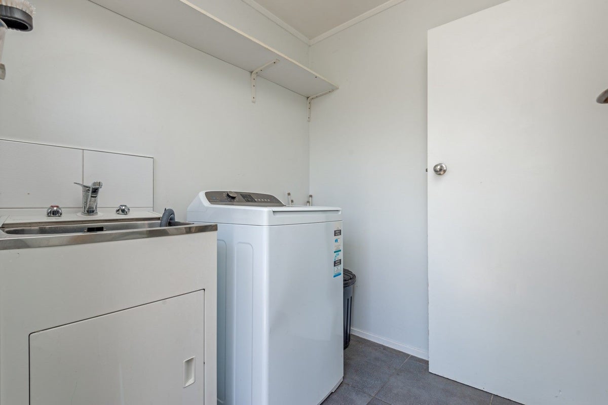 12 Guernsey Place, Fitzherbert, Palmerston North - Carousel 23