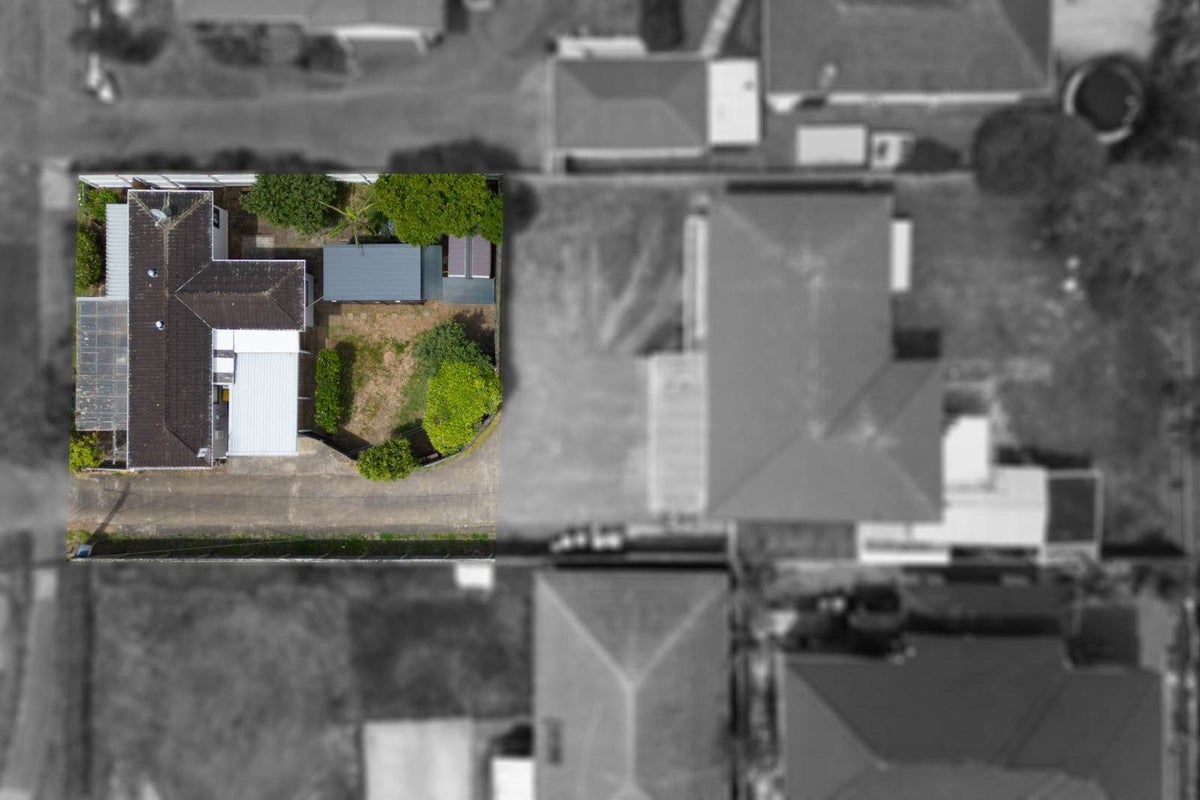 424 Old Te Atatu Road, Te Atatu Peninsula, Auckland - Carousel 1