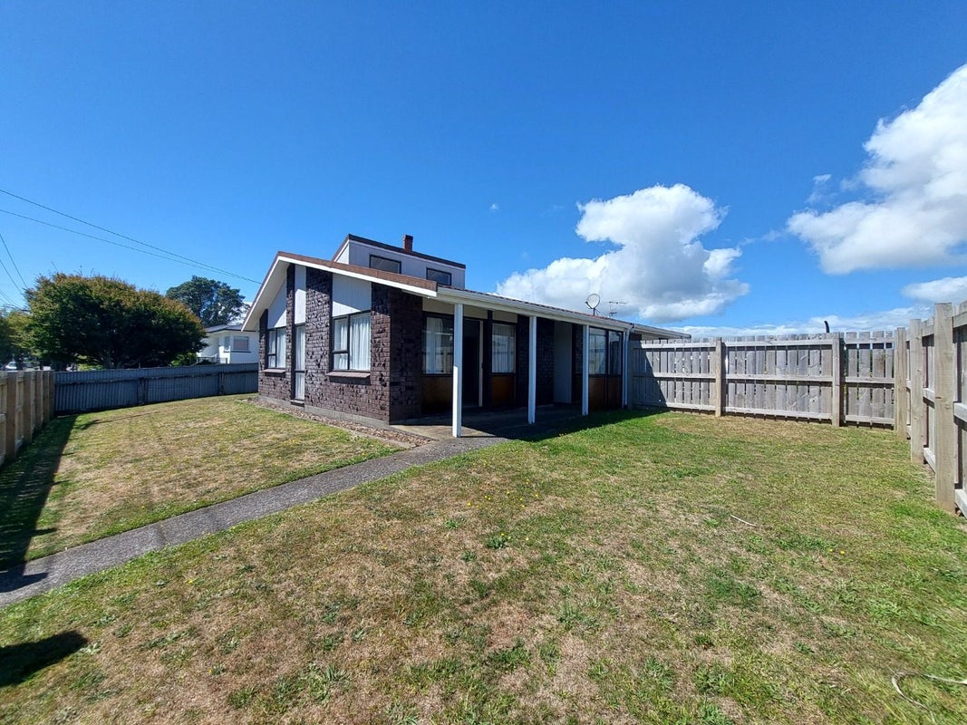 15 Selwyn Street, Lower Vogeltown, New Plymouth - Carousel 1