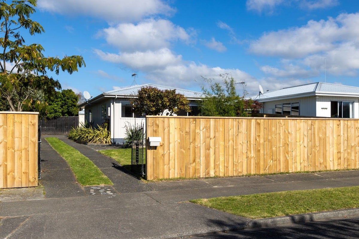 1/35 Robinson Crescent, TAMATEA, NAPIER - Carousel 1