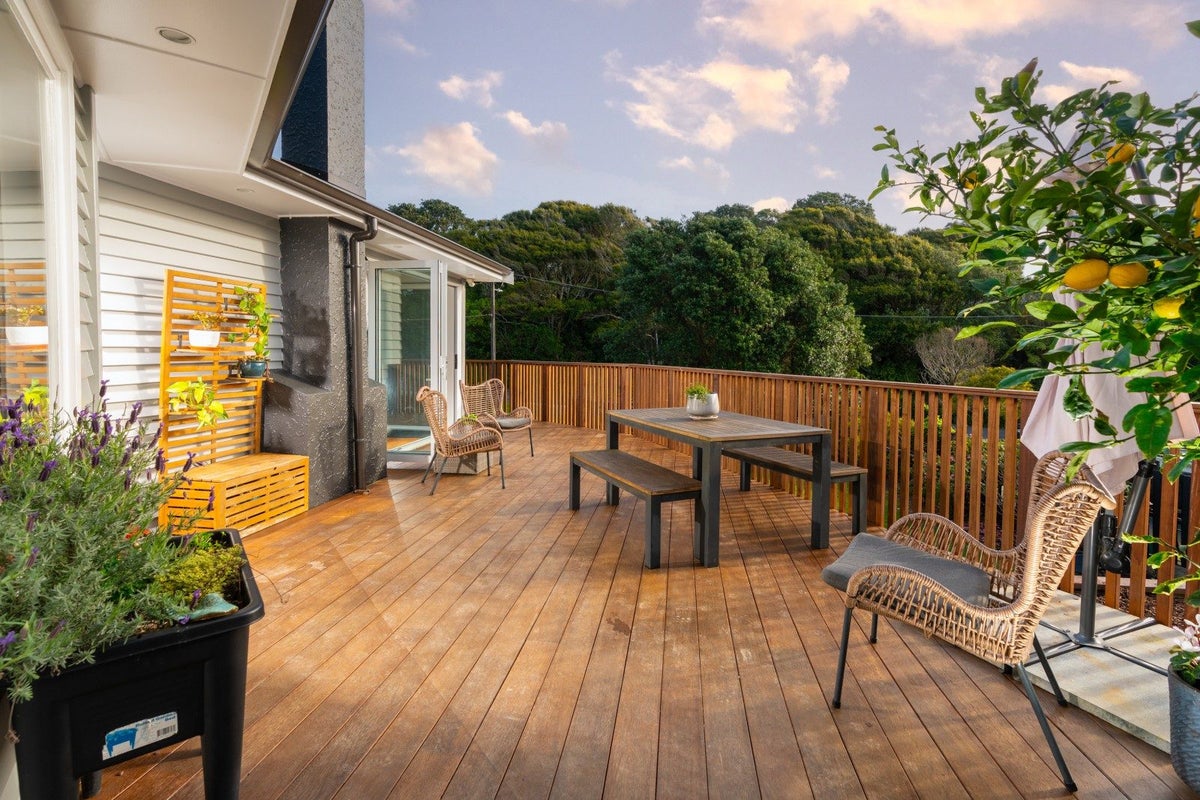24 Mahoe Street, Tawa, Wellington - Carousel 2