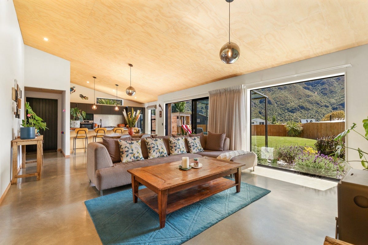 5 Lakefield Close, Kingston - Carousel 2