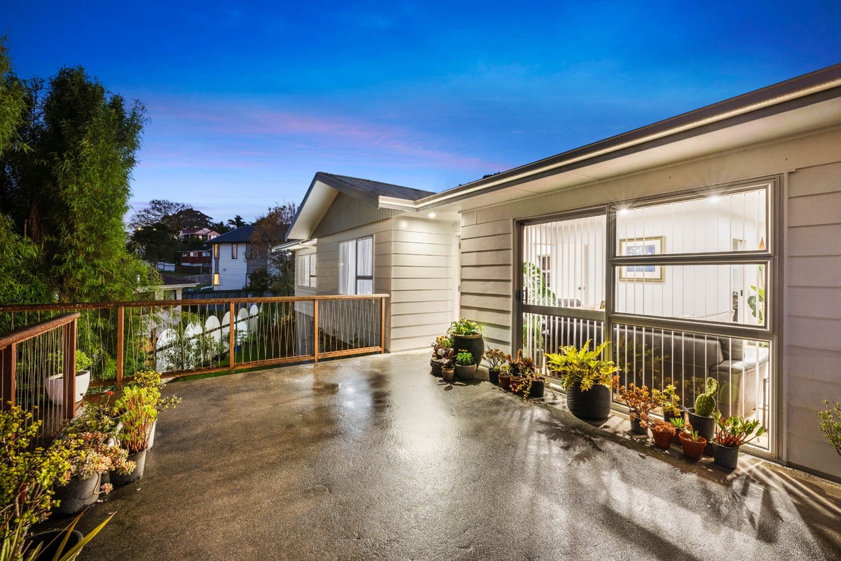 24 Beauchamp Drive, Massey, Auckland - Carousel 2