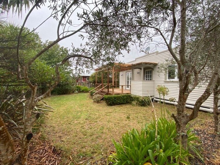 98 Queens Road, Waikanae Beach, Waikanae - Carousel 1