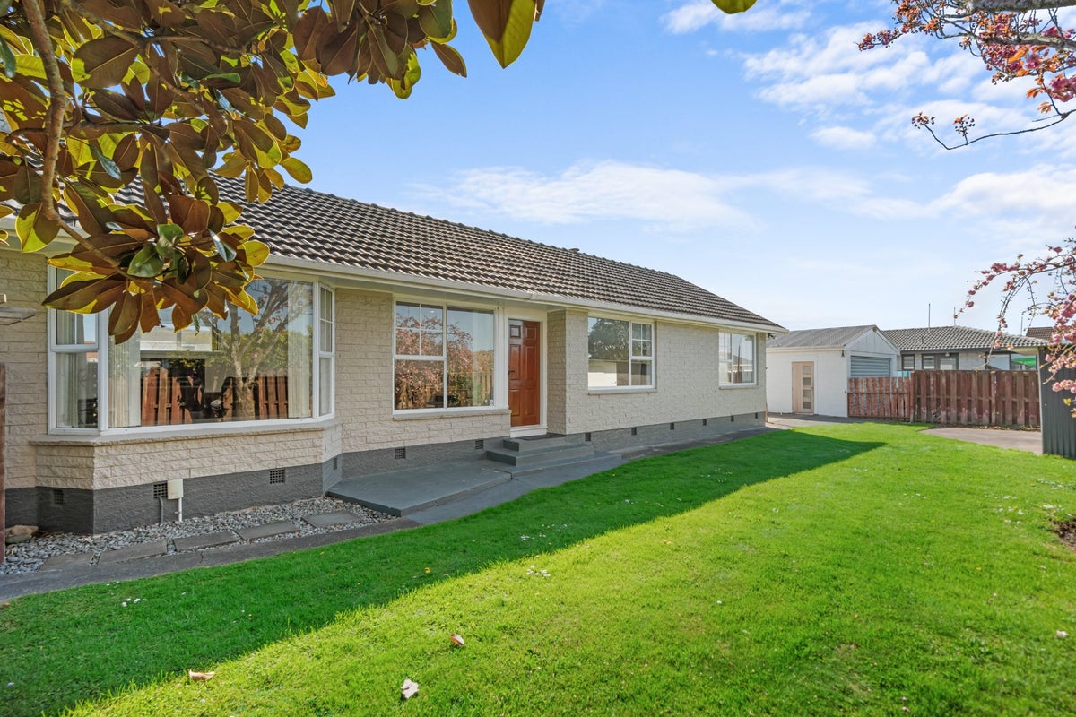 15 Prestons Road, Redwood, Christchurch - Carousel 2