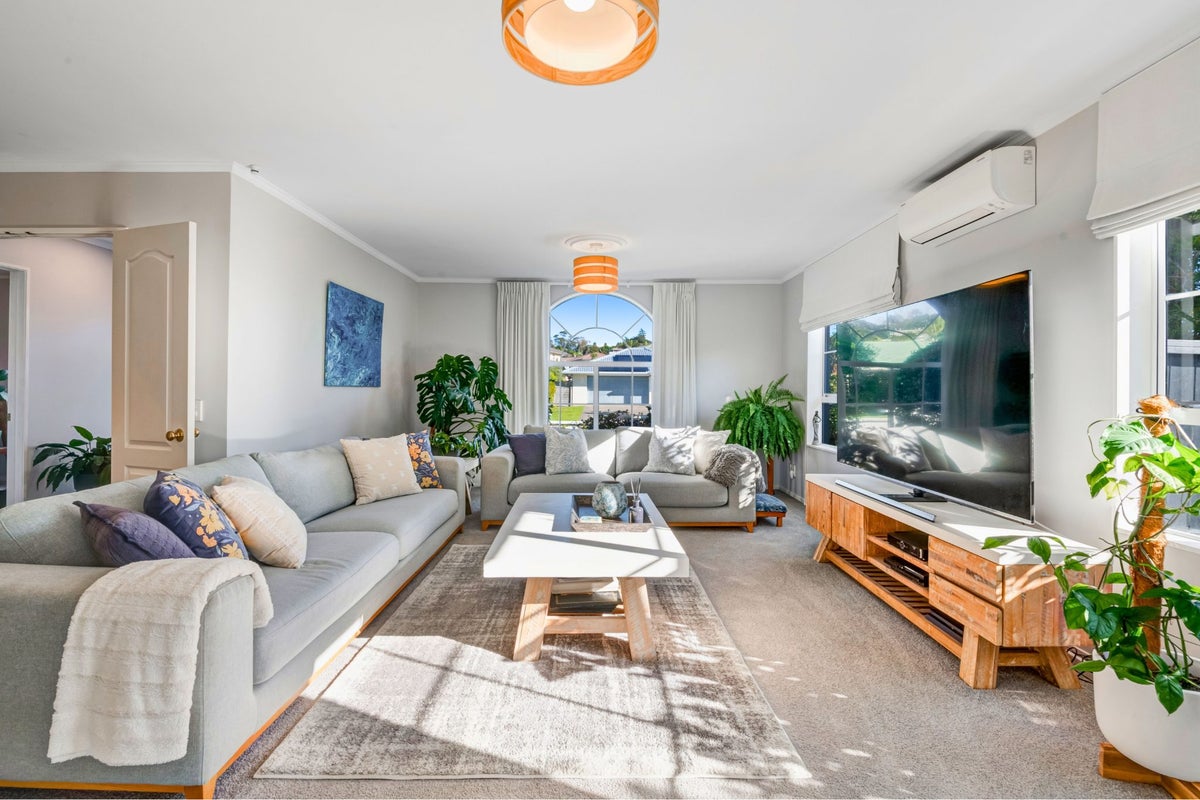 19 Esther Place, Red Beach, Whangaparaoa - Carousel 2