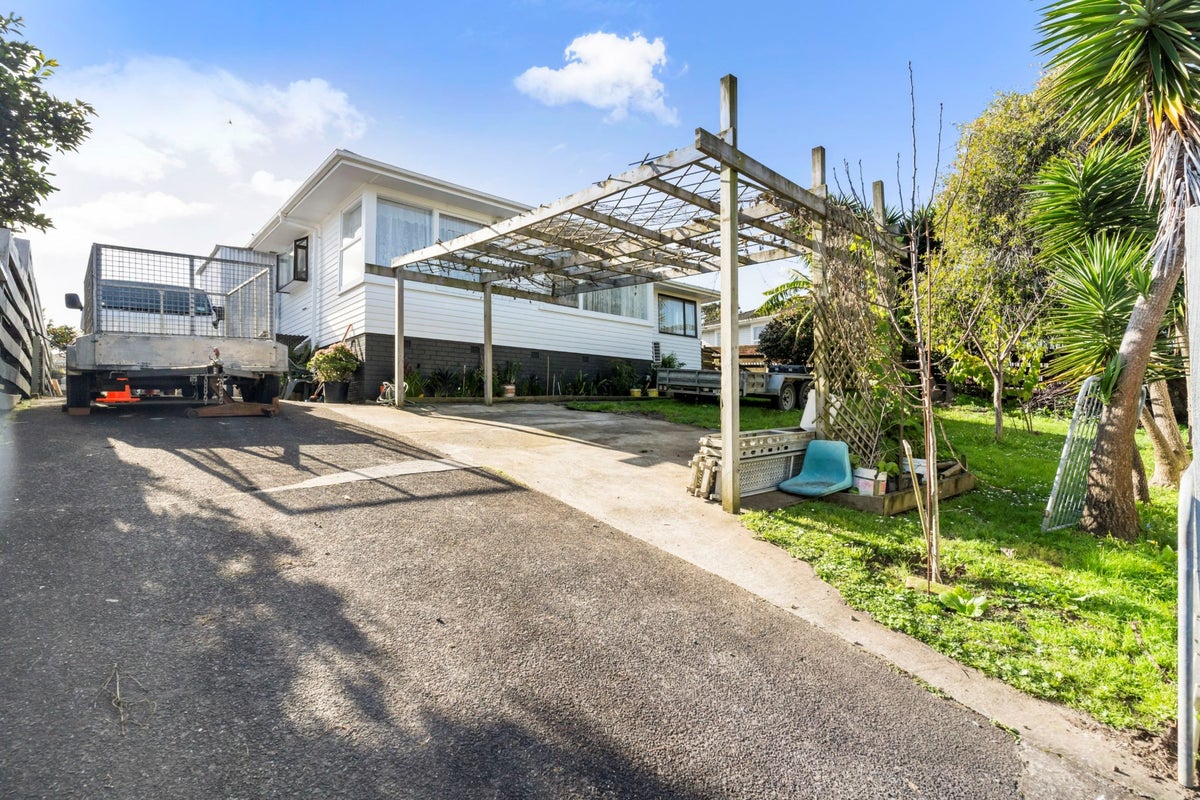 48 Hobart Crescent, Wattle Downs, Auckland - Carousel 2
