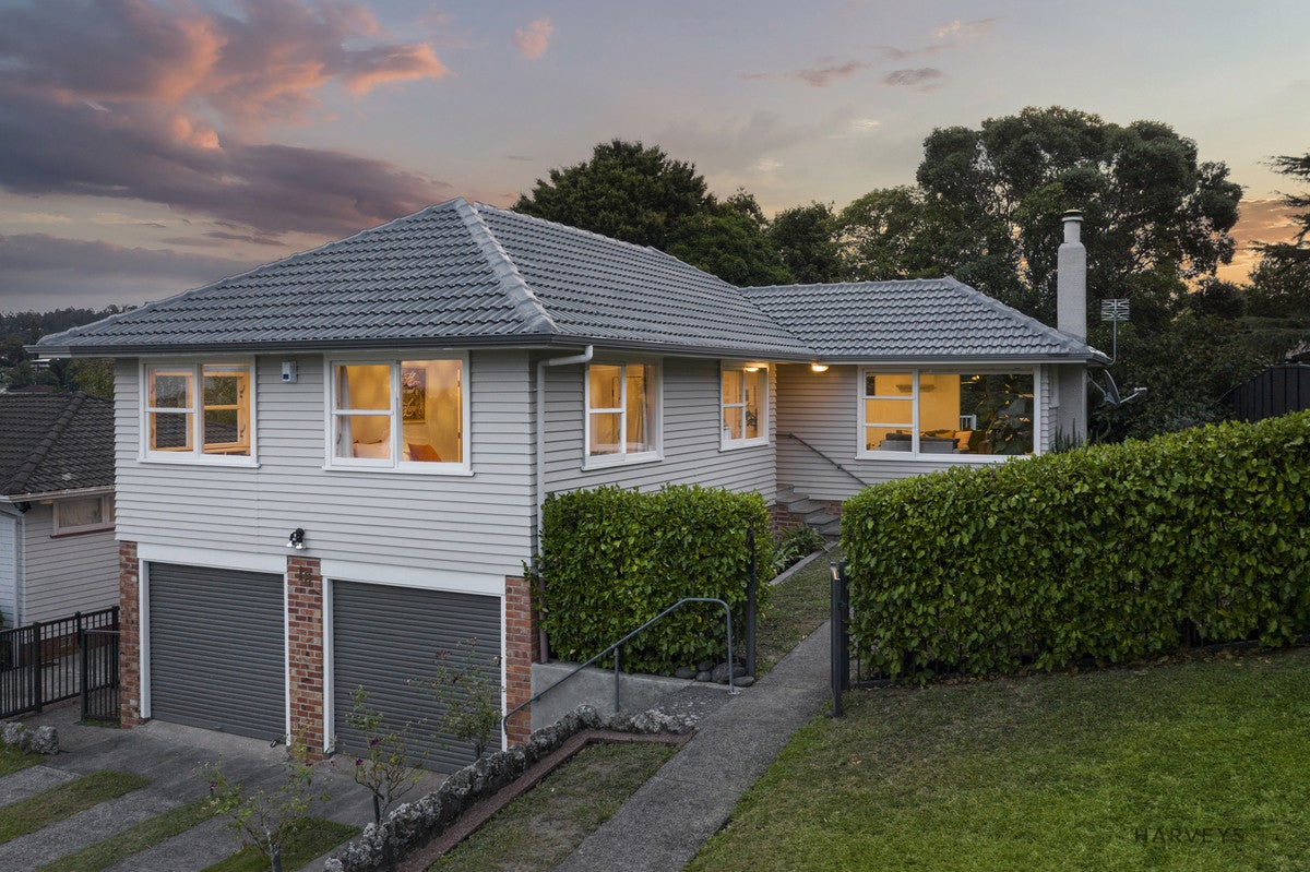 18 Hilling Street, Titirangi, Auckland - Carousel 1
