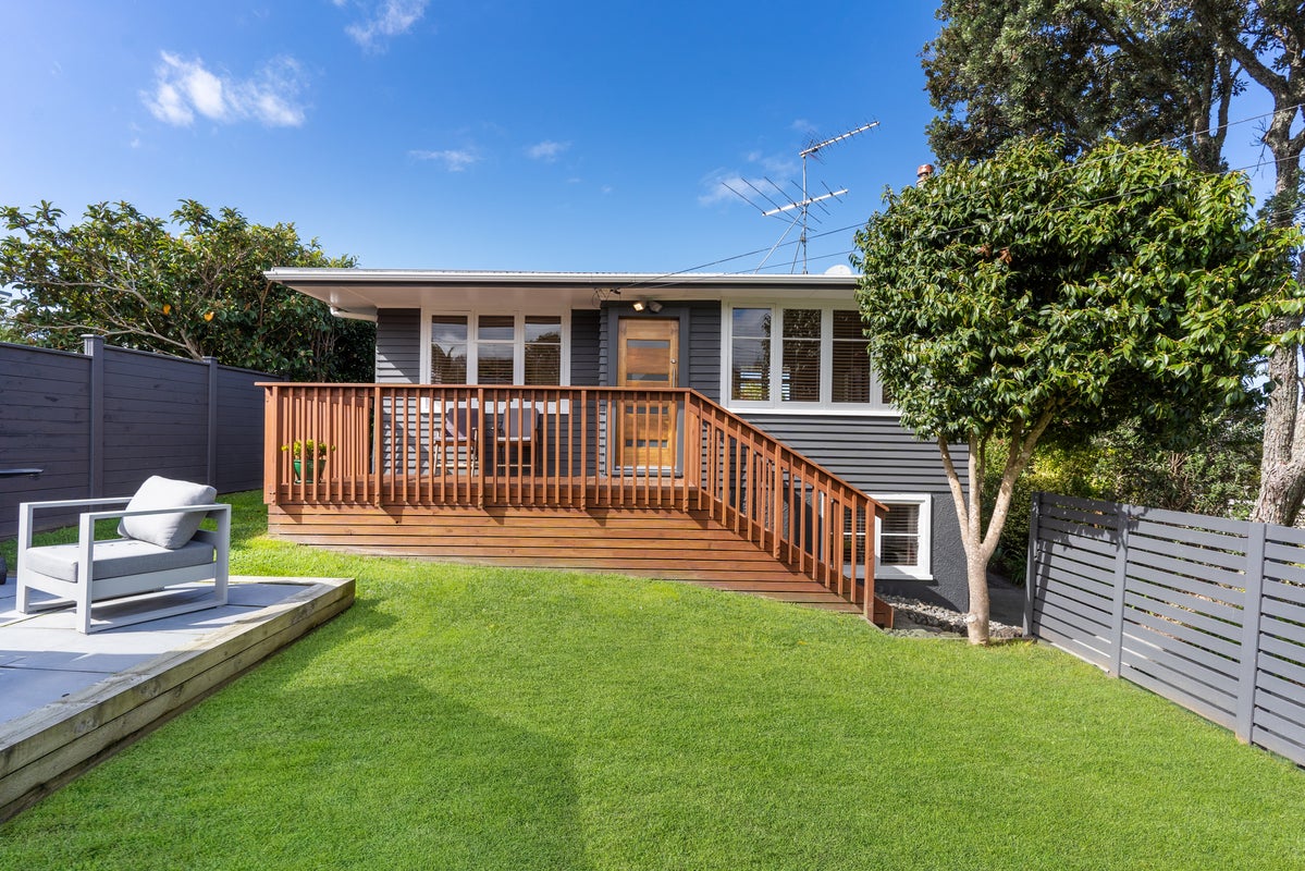 10 Stottholm Road, Titirangi, Auckland - Carousel 1