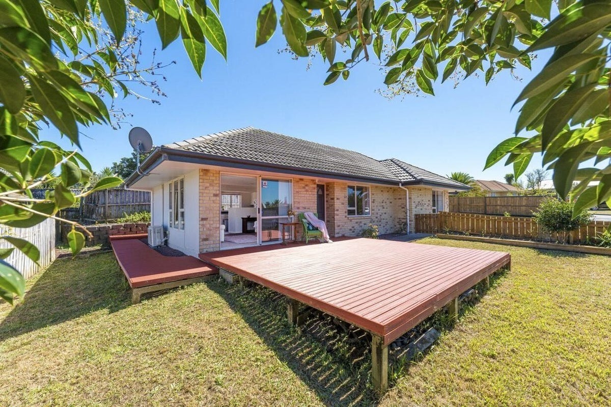 13 Legacy Drive, Henderson, Auckland - Carousel 1