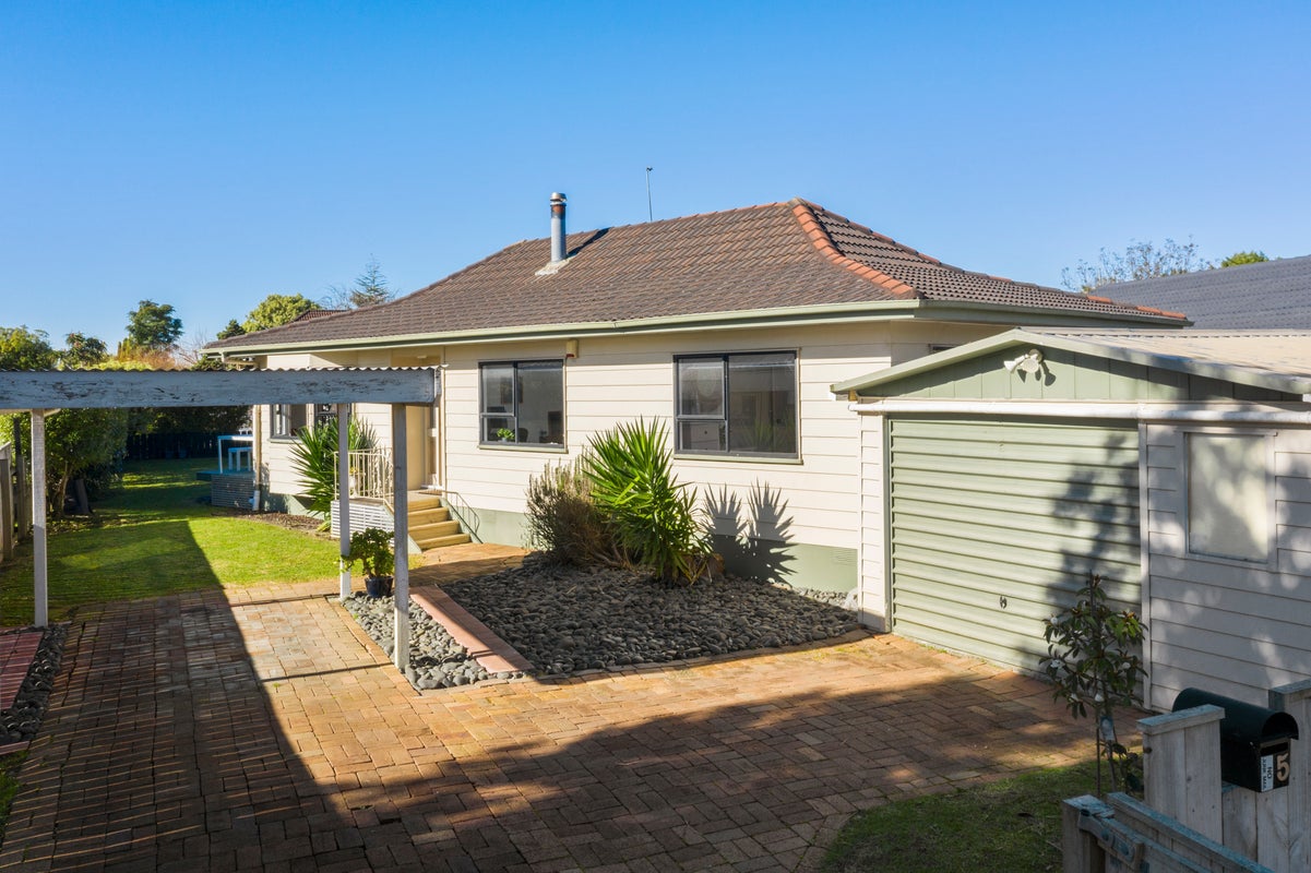 5 Redlands Grove, Swanson, Auckland - Carousel 1