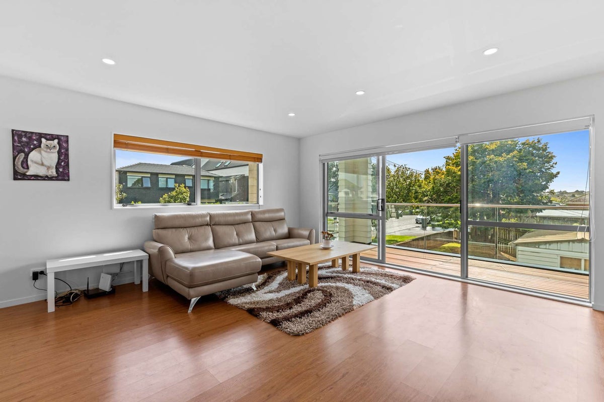 10E Holland Avenue, Point England, Auckland - Carousel 2