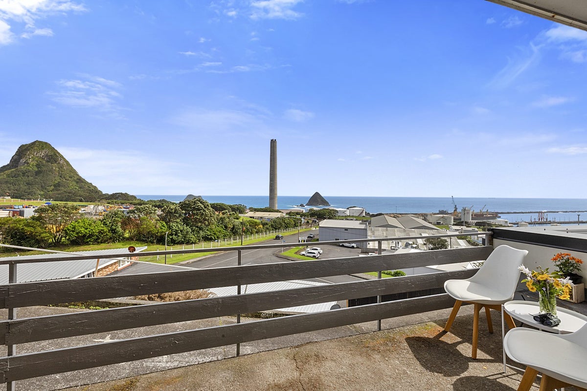2/31 Findlay Street, Moturoa, New Plymouth - Carousel 1
