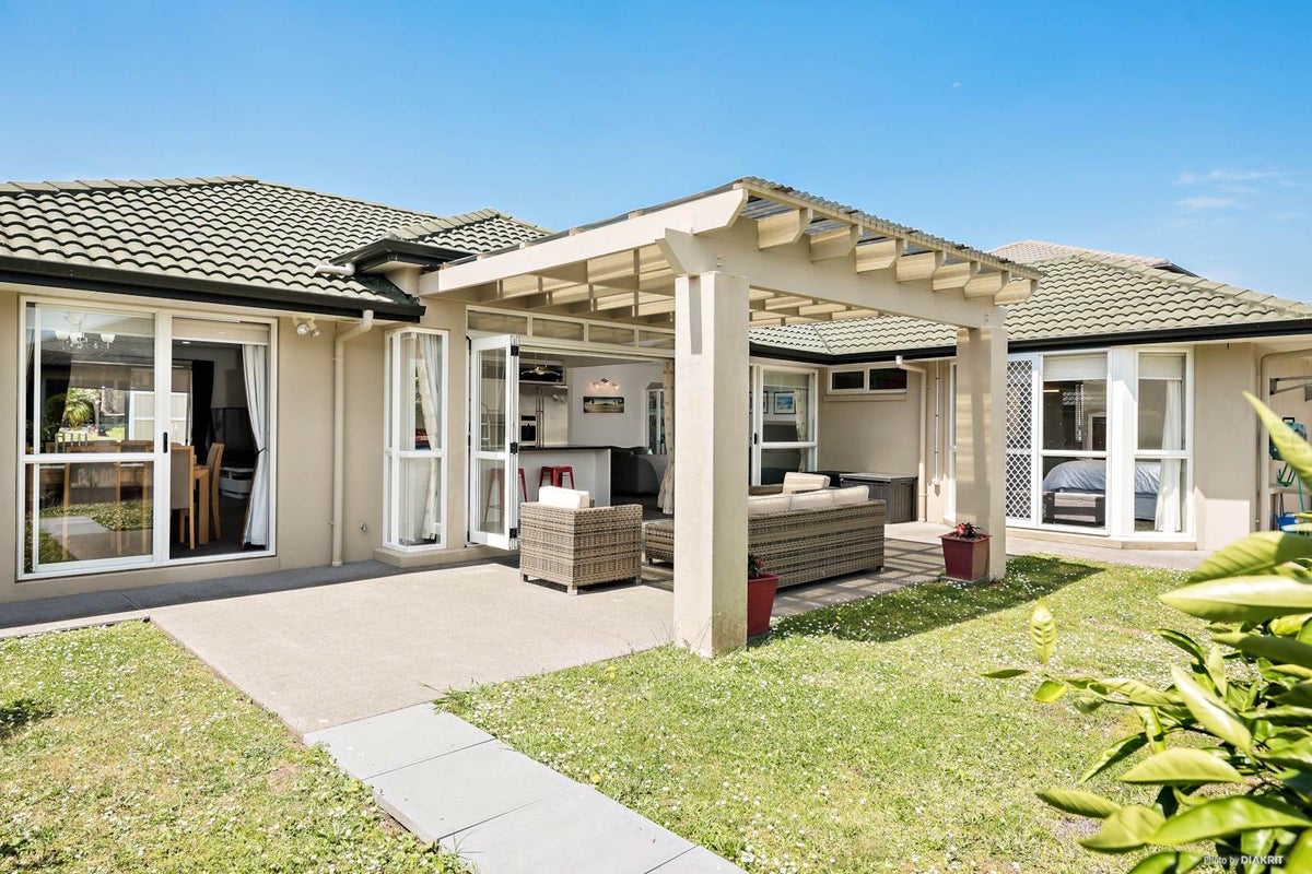 8 Corricvale Way, Northcross, Auckland - Carousel 1