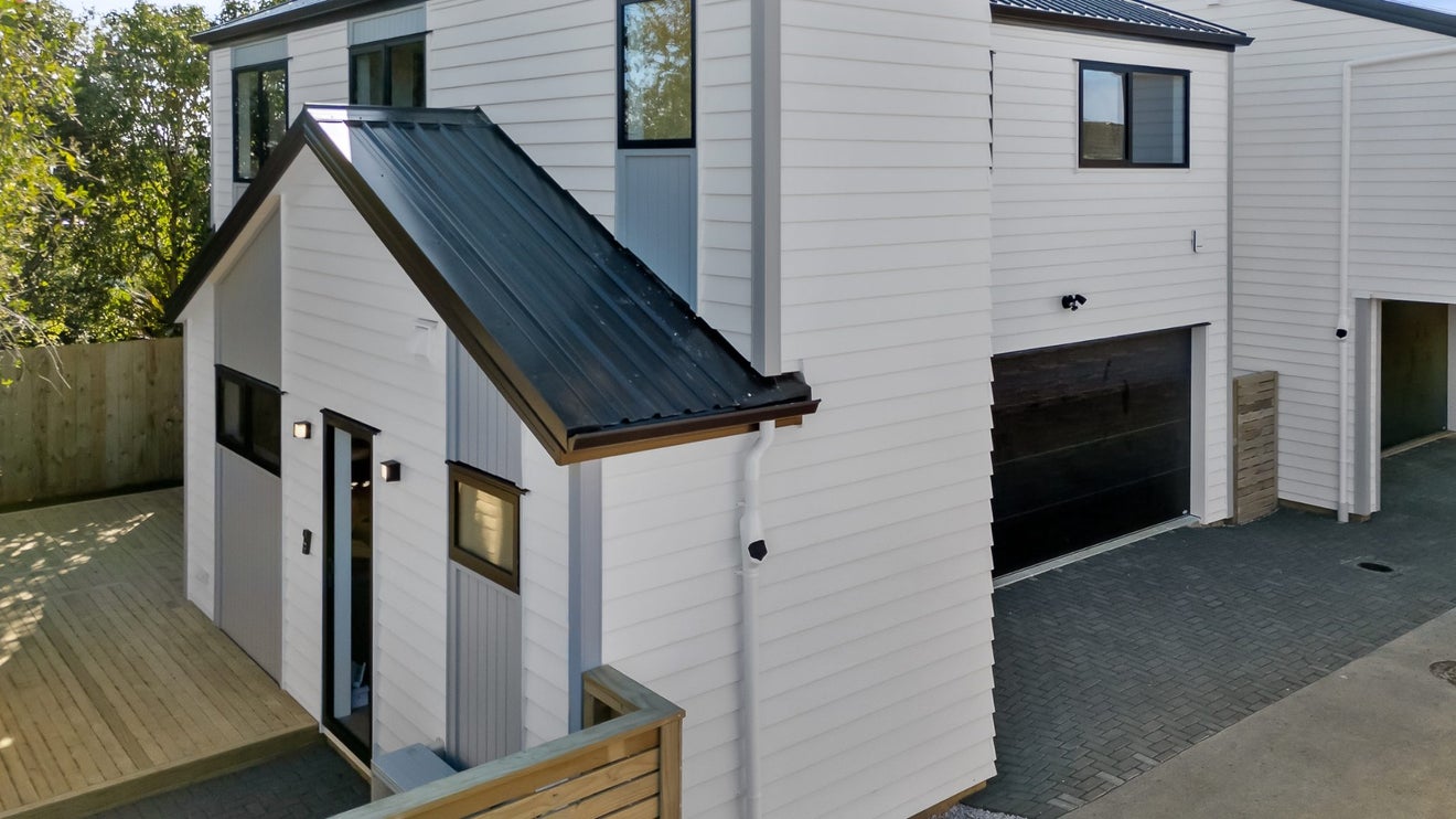 8A Deuxberry Avenue, Northcote, Auckland - Carousel 1