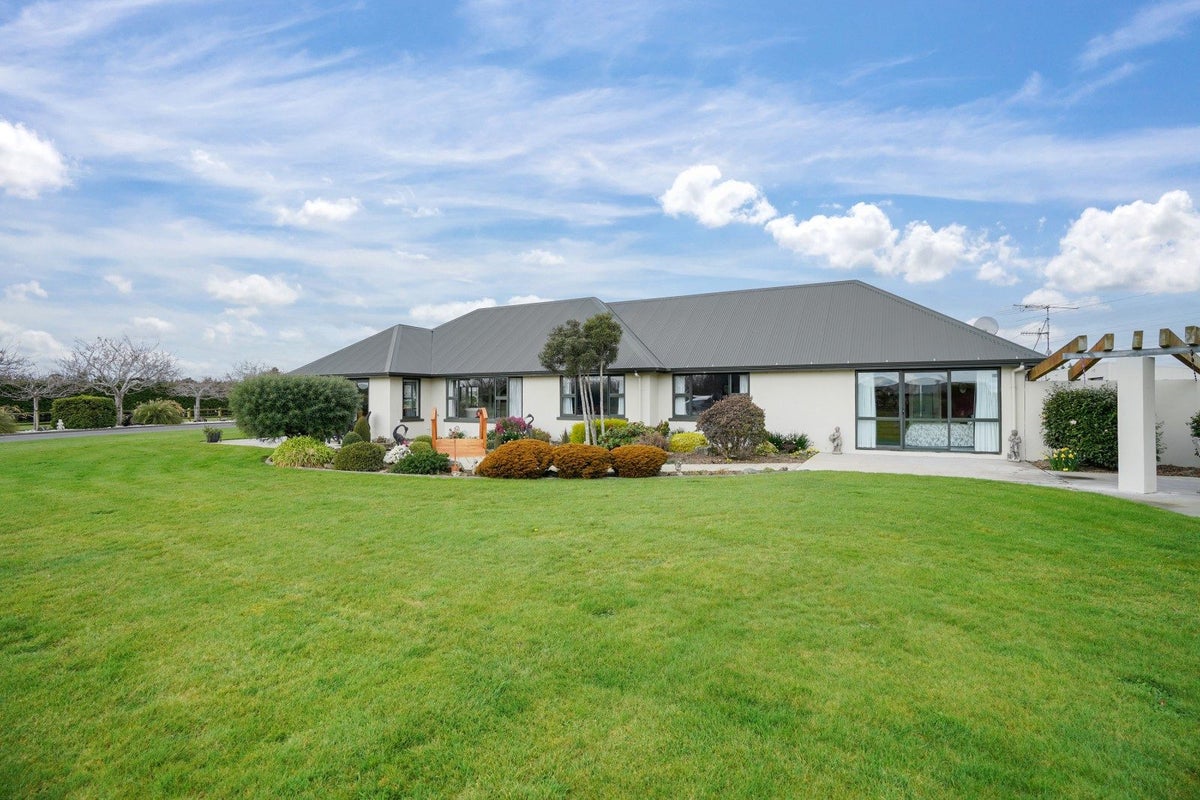 23 Langshaw Road, Mill Road - Carousel 32