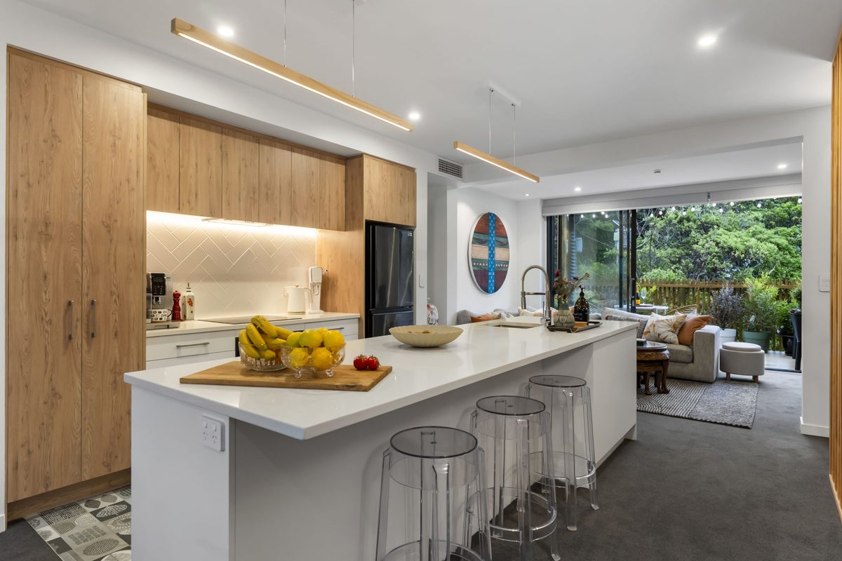 4/6 Makara Road, Karori, Wellington - Carousel 1
