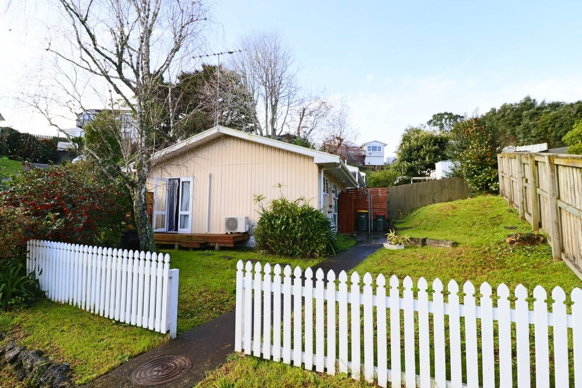 1/21 Beswick Place, Birkdale, Auckland - Carousel 1