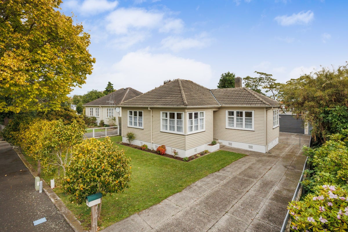 182 Vogel Street, Roslyn, Palmerston North - Carousel 1