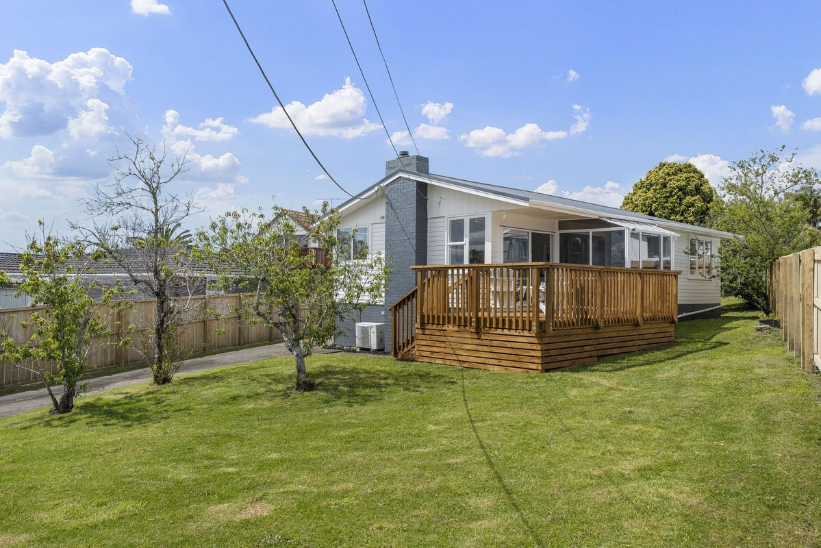 21 Fairclough Road, Beach Haven, Auckland - Carousel 1