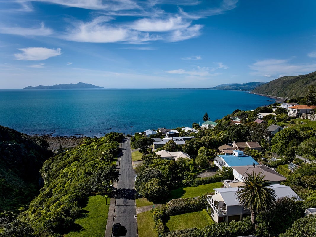 18 Pukerua Beach Road, Pukerua Bay, Porirua - Carousel 1