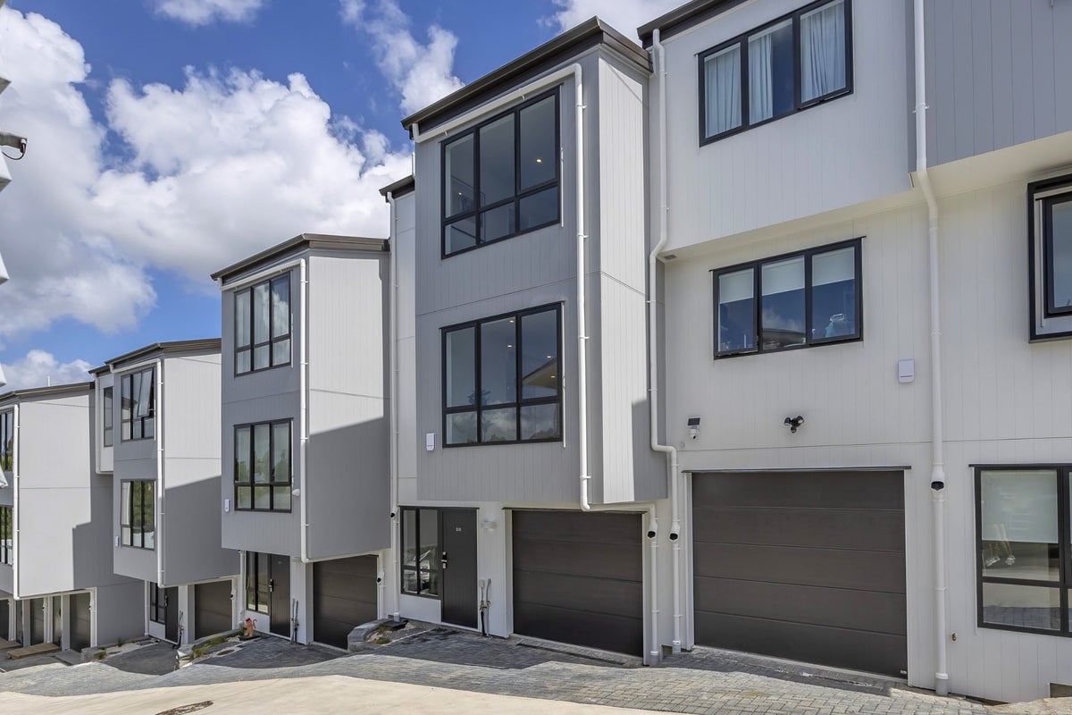 8/8 Sheehan Road, Te Atatu South, Auckland - Carousel 1