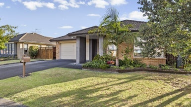 31 Stranraer Crescent, Wattle Downs, Auckland - Carousel 1