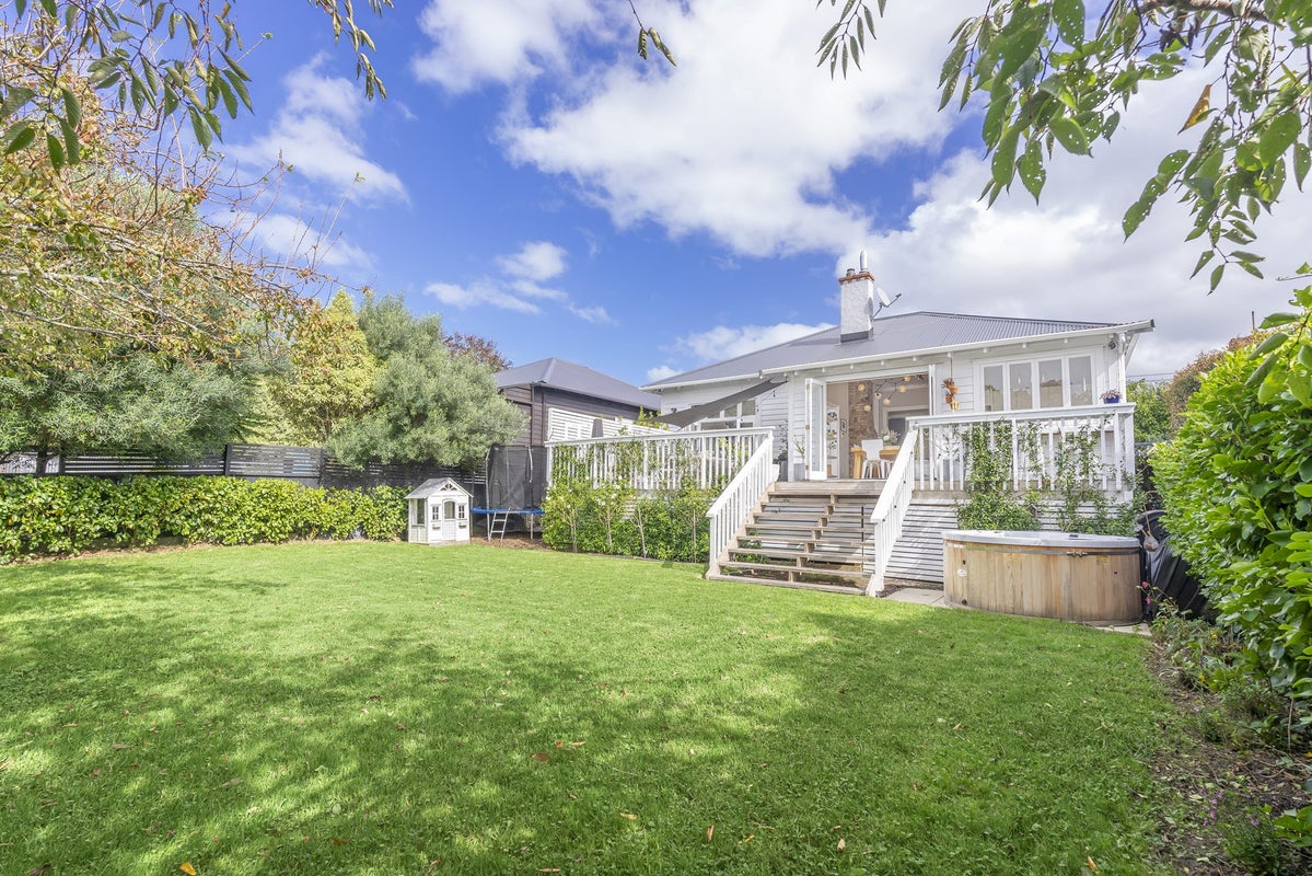 5 Selkirk Road, Mount Albert, Auckland - Carousel 2