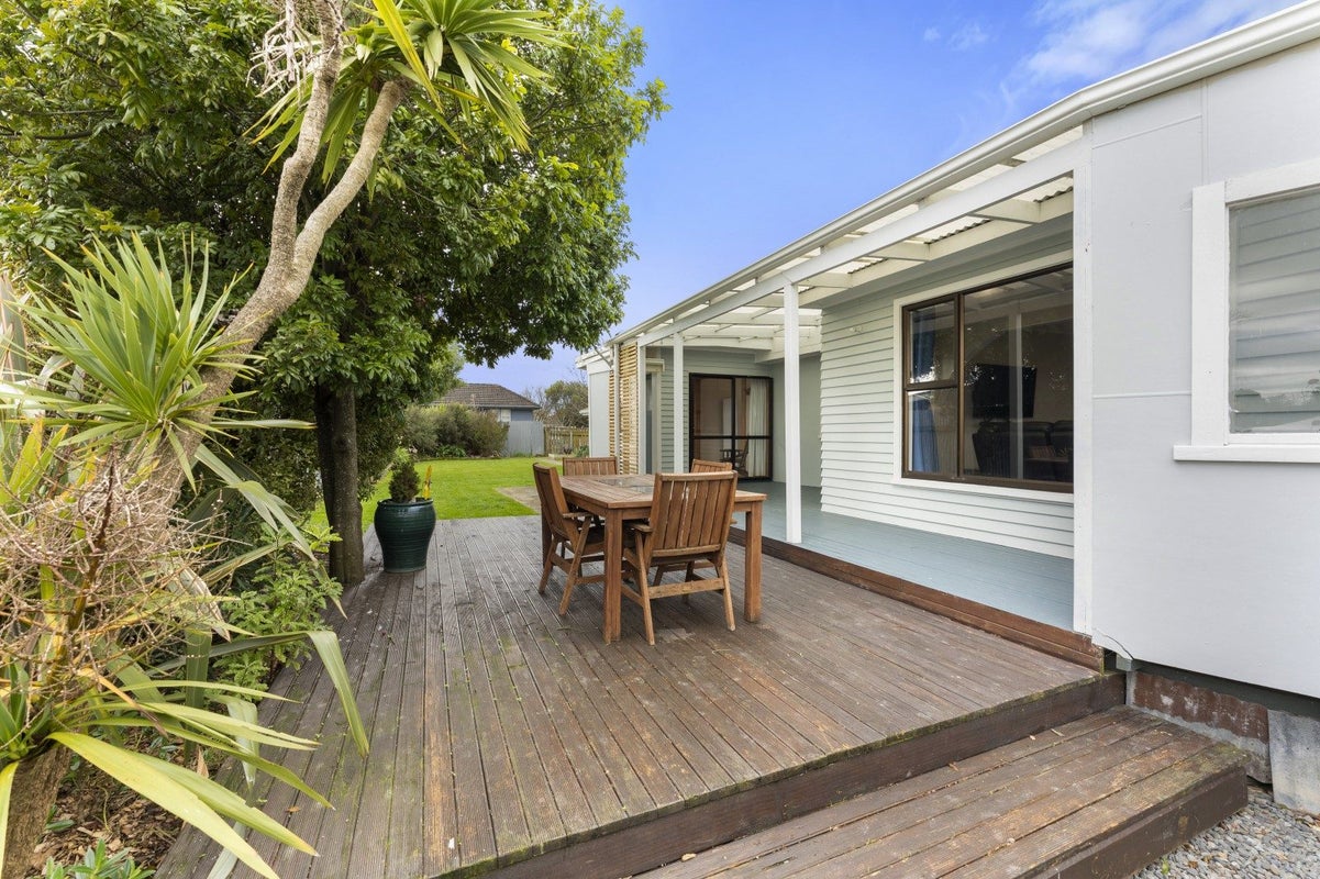 11 Montrose Place, Takaro, Palmerston North - Carousel 2