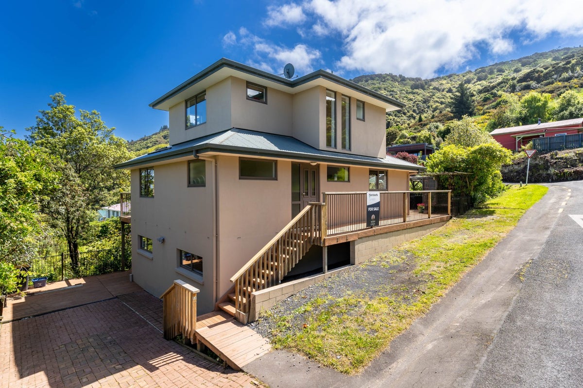 50 Ellesmere Street, Ravensbourne, Dunedin - Carousel 1