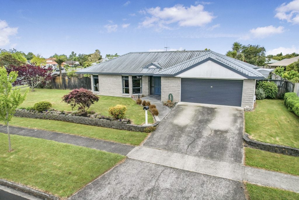 34 Admiral Crescent, Flagstaff, Hamilton - Carousel 1