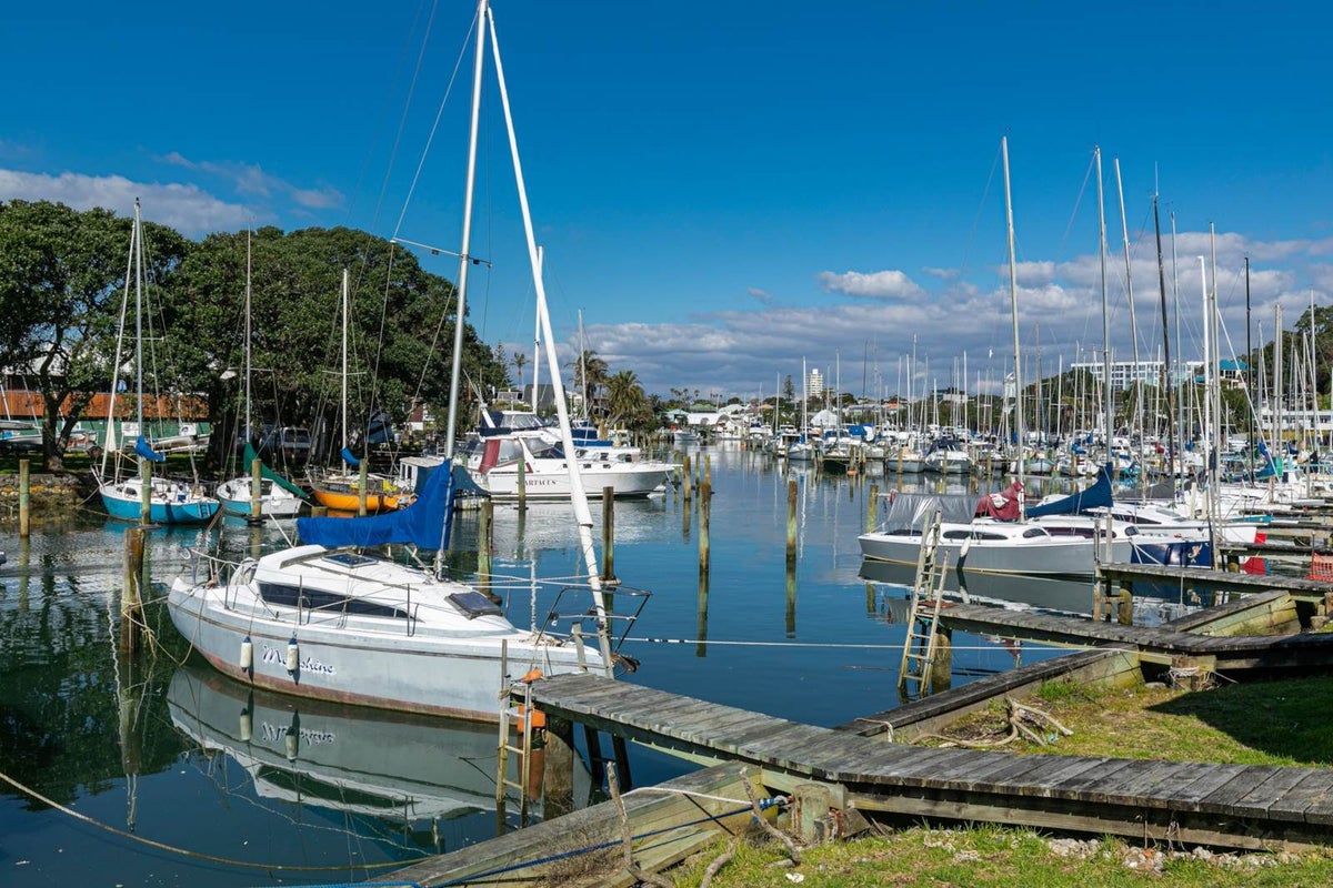 2/30 Bevyn Street, Castor Bay, Auckland - Carousel 50