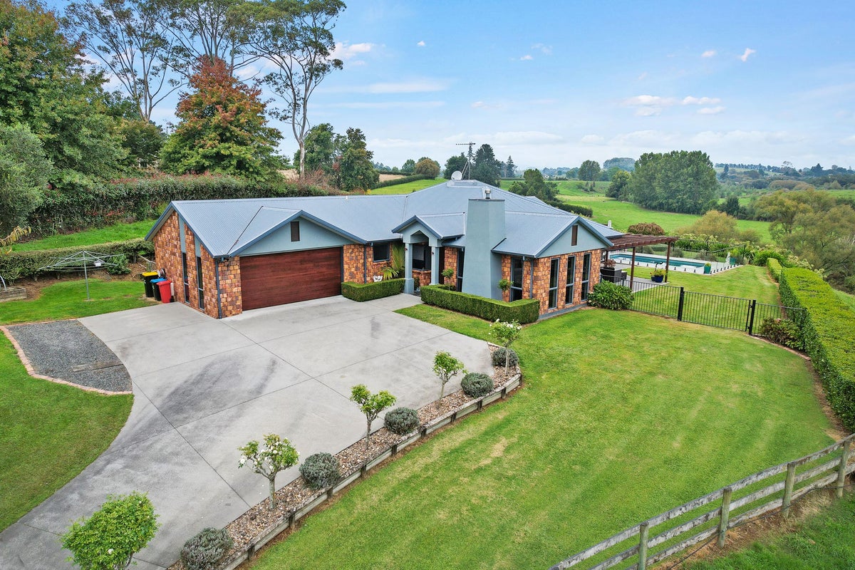 14 Awanui Avenue, Kihikihi, Te Awamutu - Carousel 1