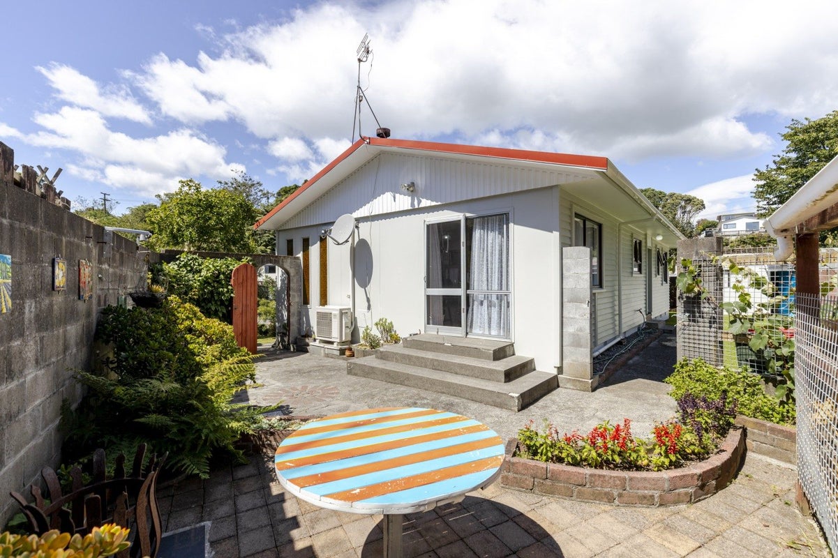 32 Beaumont Crescent, Frankleigh Park, New Plymouth - Carousel 1
