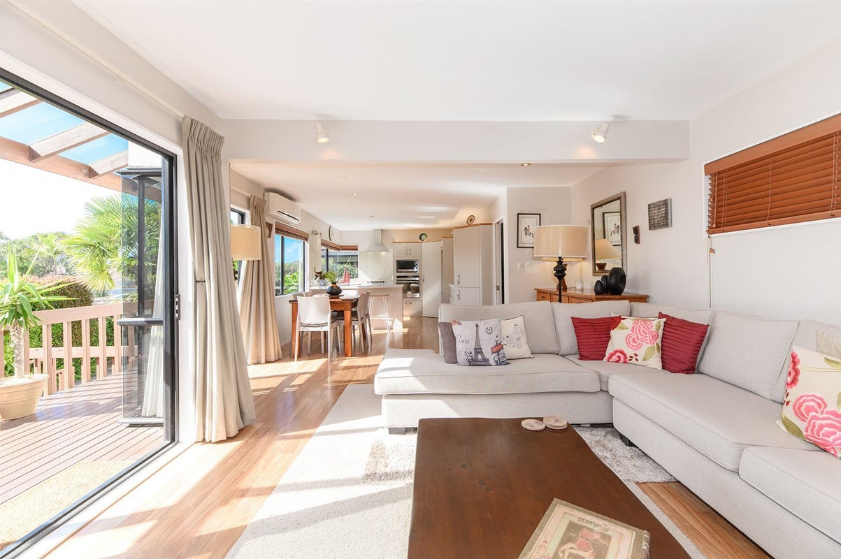1/0 Corunna Road, Milford, Auckland - Carousel 2