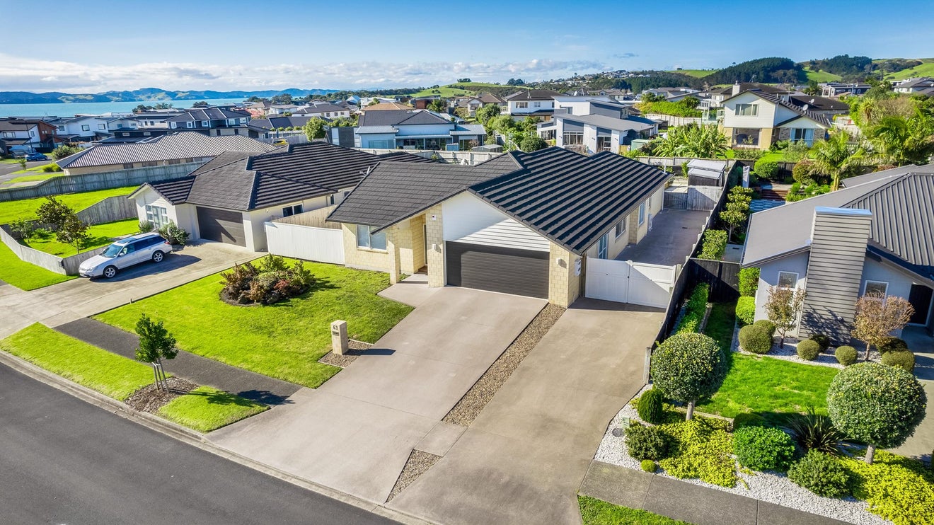 63 Intrepid Crescent, Beachlands, Auckland - Carousel 2