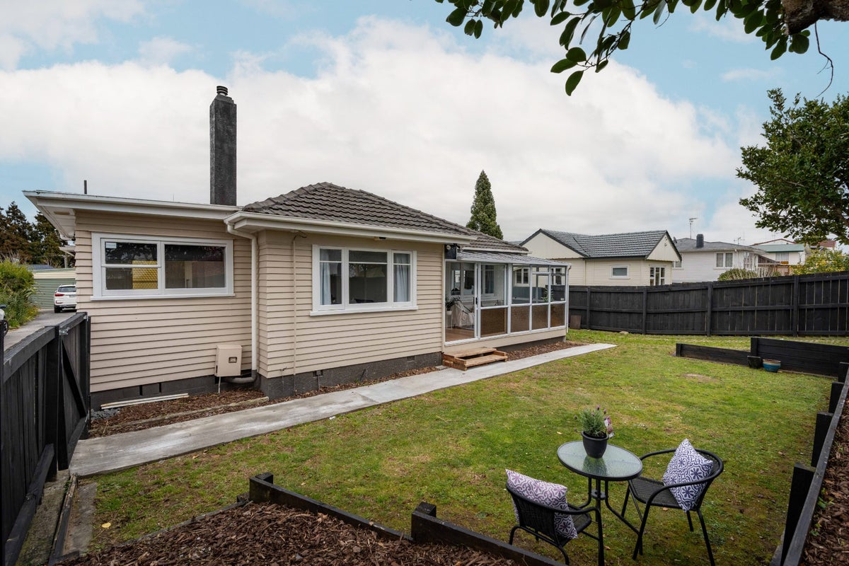 35 Lake Crescent, Hamilton Lake, Hamilton - Carousel 1