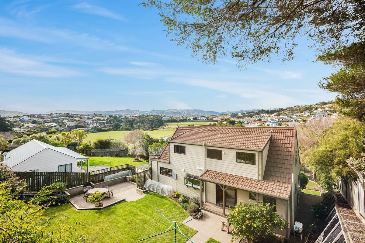 34 Albatross Close, Whitby, Porirua - Carousel 2