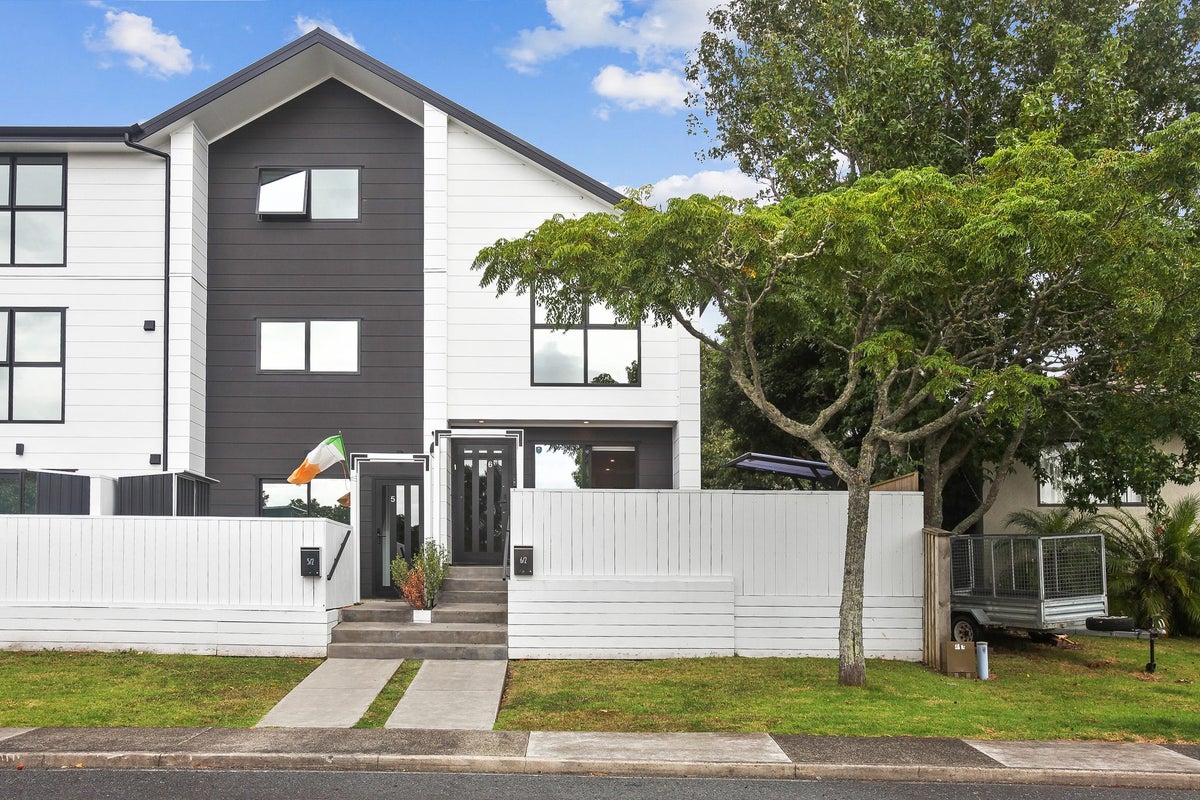 6/2 Jadewynn Drive, Massey, Auckland - Carousel 1