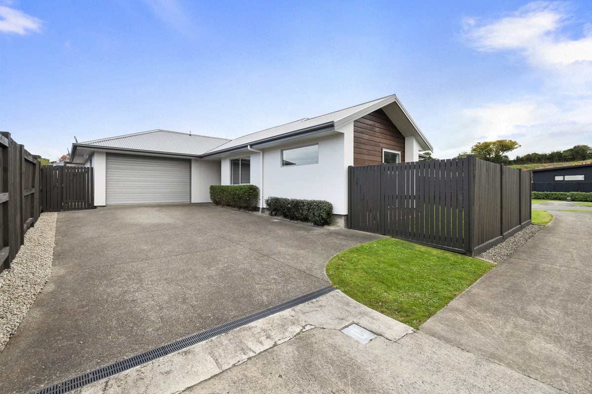 2 Serenity Crescent, Kelvin Grove, Palmerston North - Carousel 1