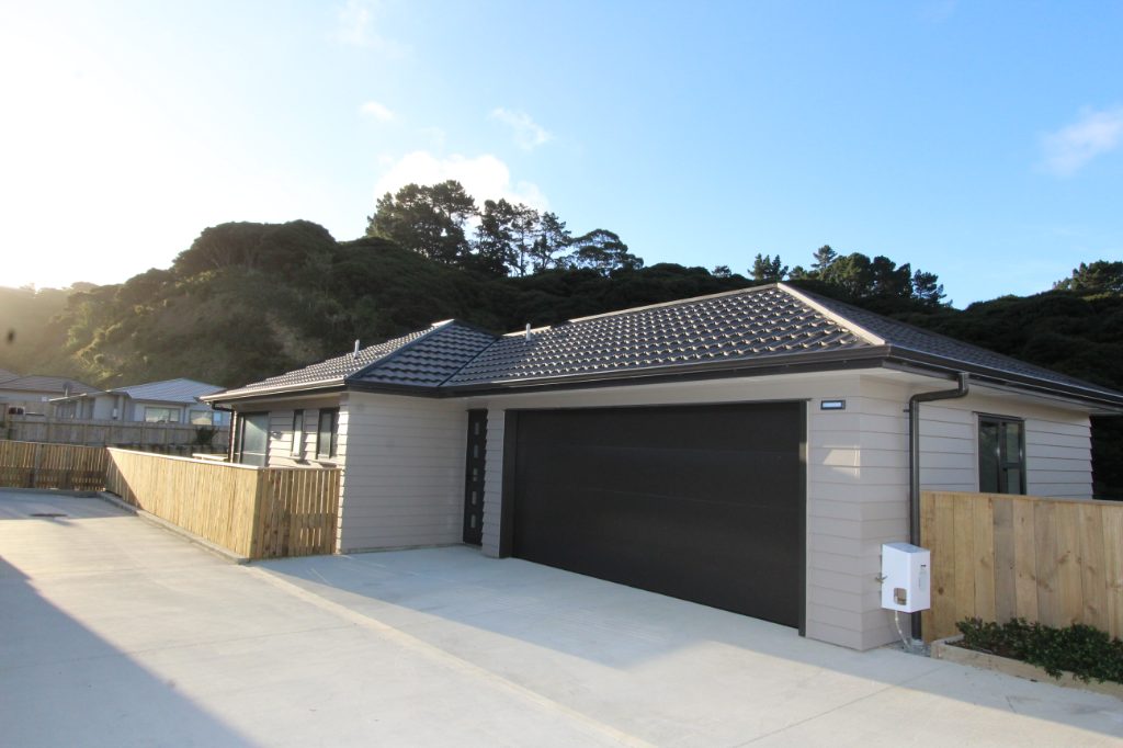 20 Moonsail Drive, Whitby, Porirua - Carousel 2