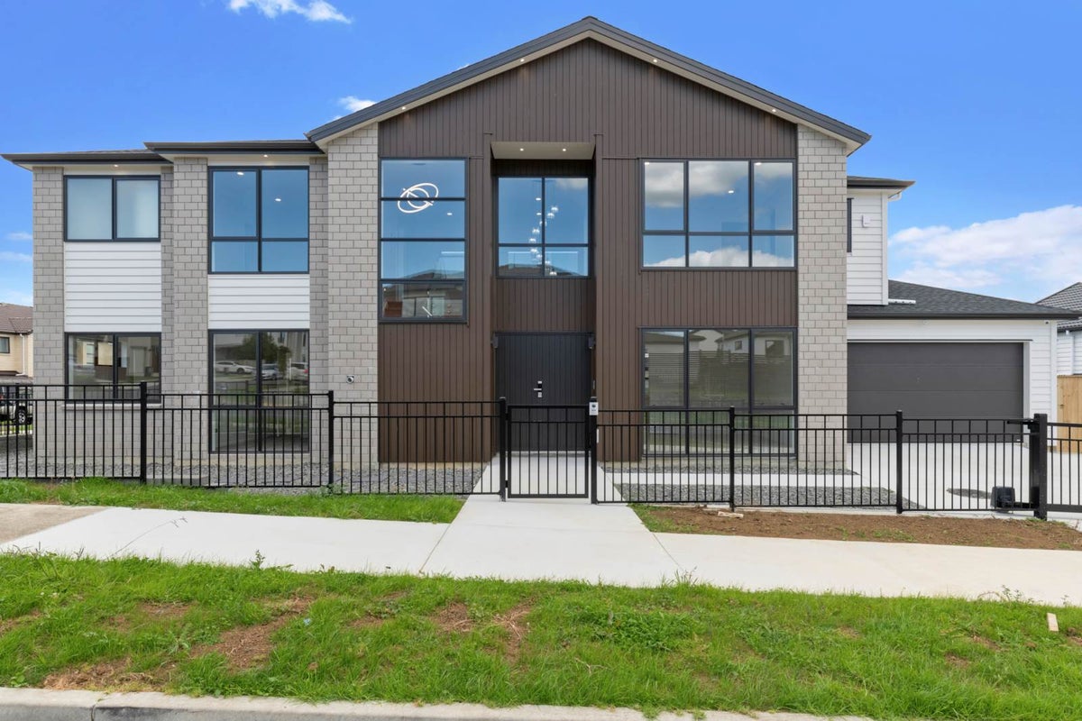 1 Ballyliffin Drive, Flat Bush, Auckland - Carousel 1