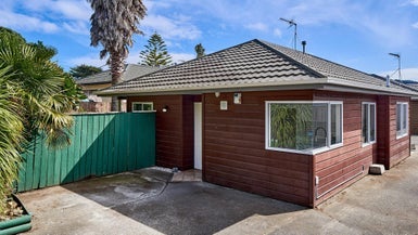5A GRAYS RD, PLIMMERTON, PORIRUA - Carousel 1