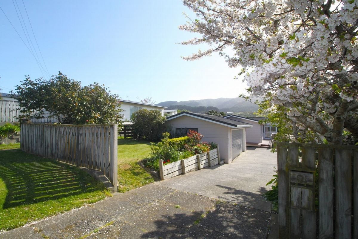 31 Coates Street, Tawa, Wellington - Carousel 1