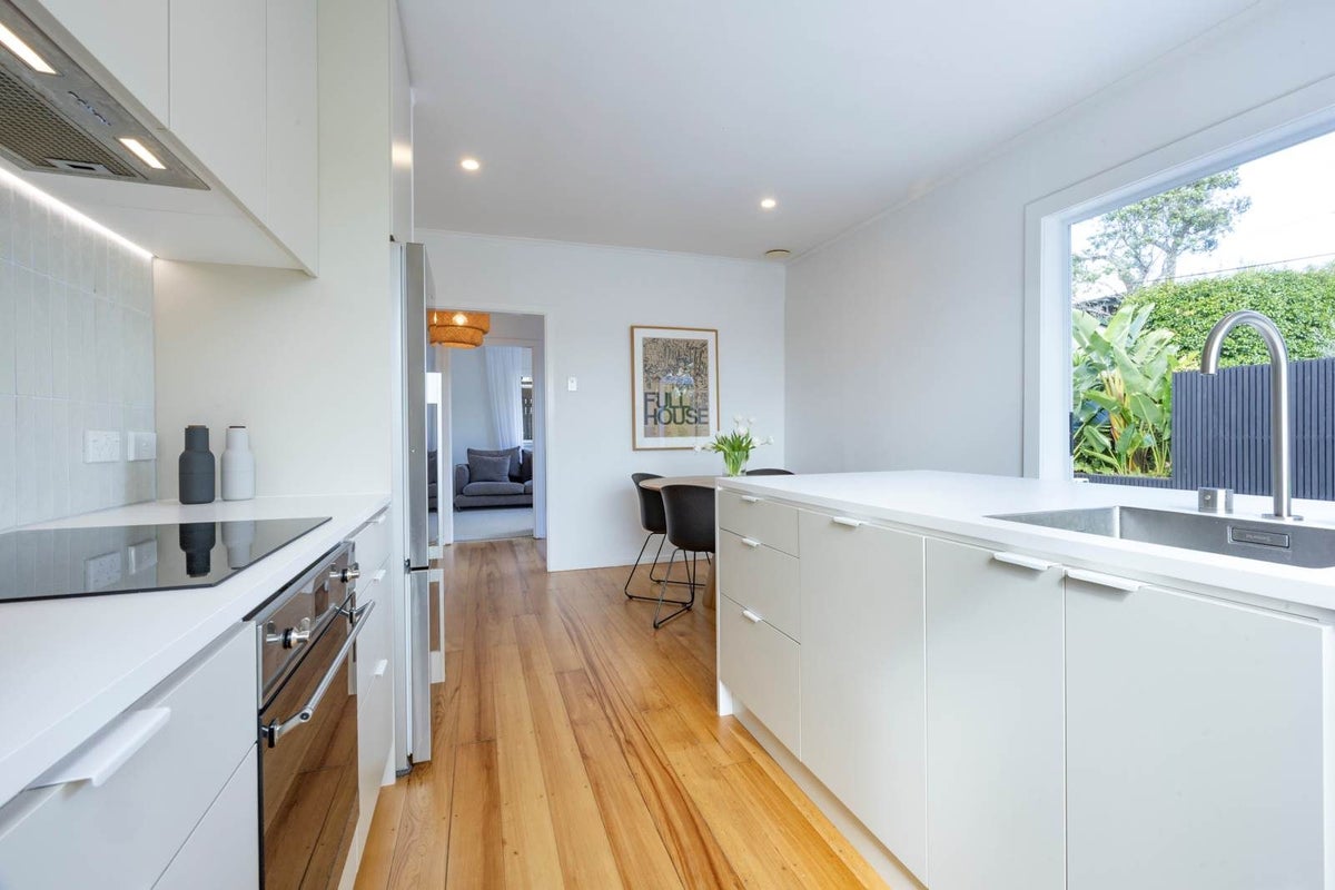 2/187 Titirangi Road, Titirangi, Auckland - Carousel 2