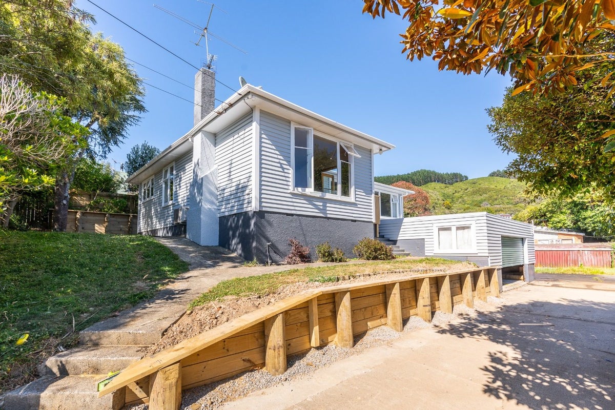 68 The Drive, Tawa, Wellington - Carousel 1