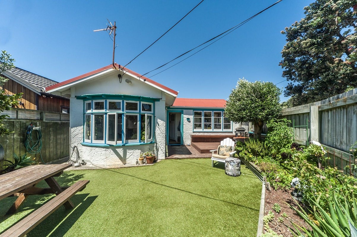 83 Apu Crescent, Lyall Bay, Wellington - Carousel 1