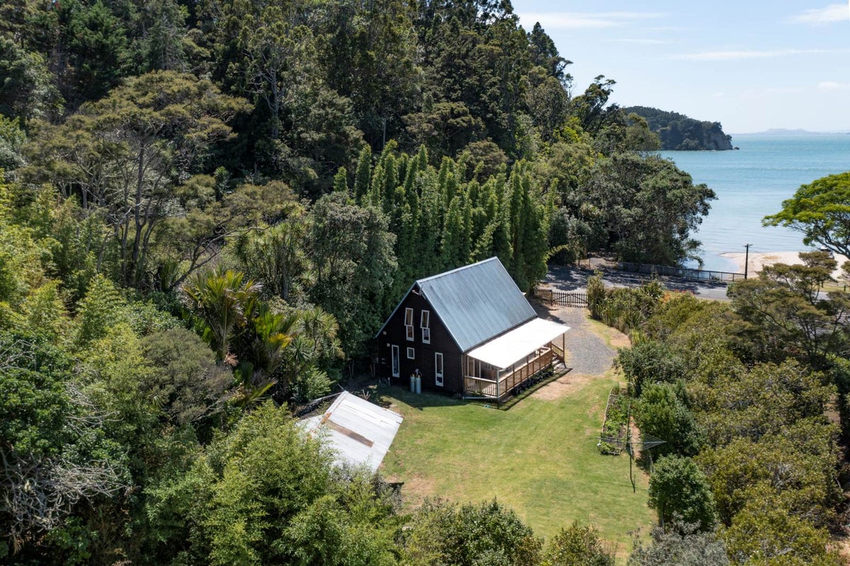 1 Sandys Parade, Laingholm, Auckland - Carousel 1