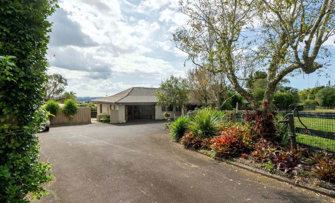 370 Point View Drive, Shamrock Park, Auckland - Carousel 2