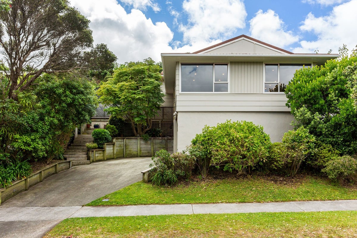 9 Ayton Drive, Whitby, Porirua - Carousel 1